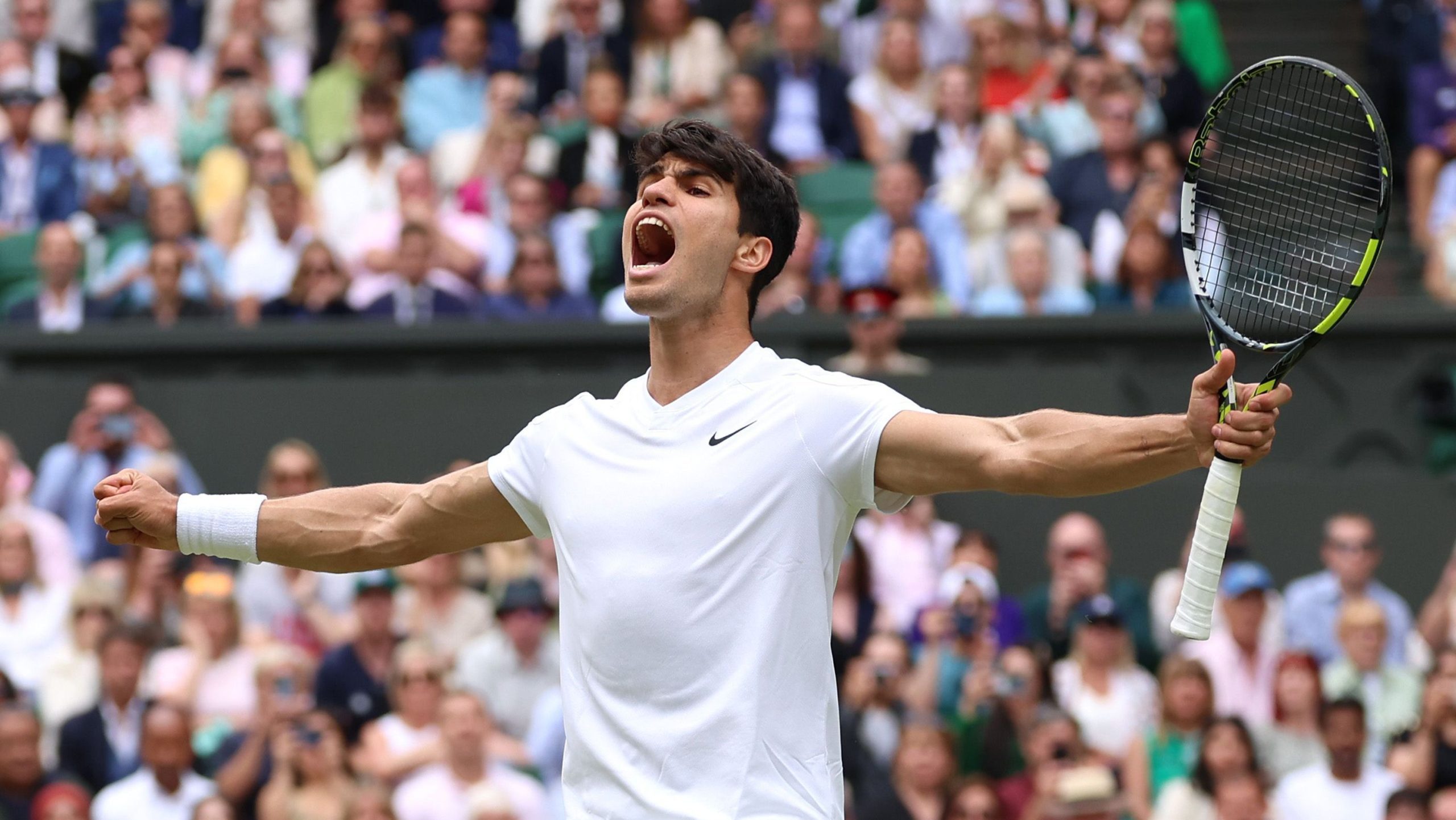 Alcaraz volta a superar Djokovic e é bicampeão em Wimbledon