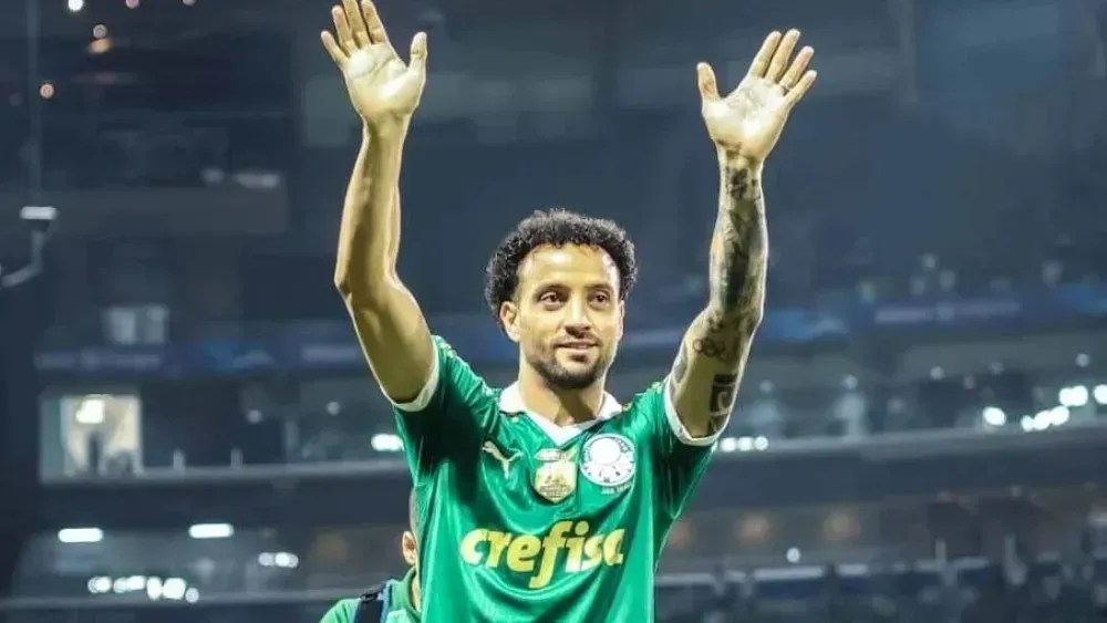 Felipe Anderson é apresentado à torcida do Palmeiras e exibe número de camisa