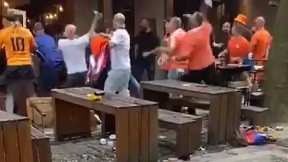 Torcedores de Holanda e Inglaterra protagonizam pancadaria antes de semi da Euro; vídeo