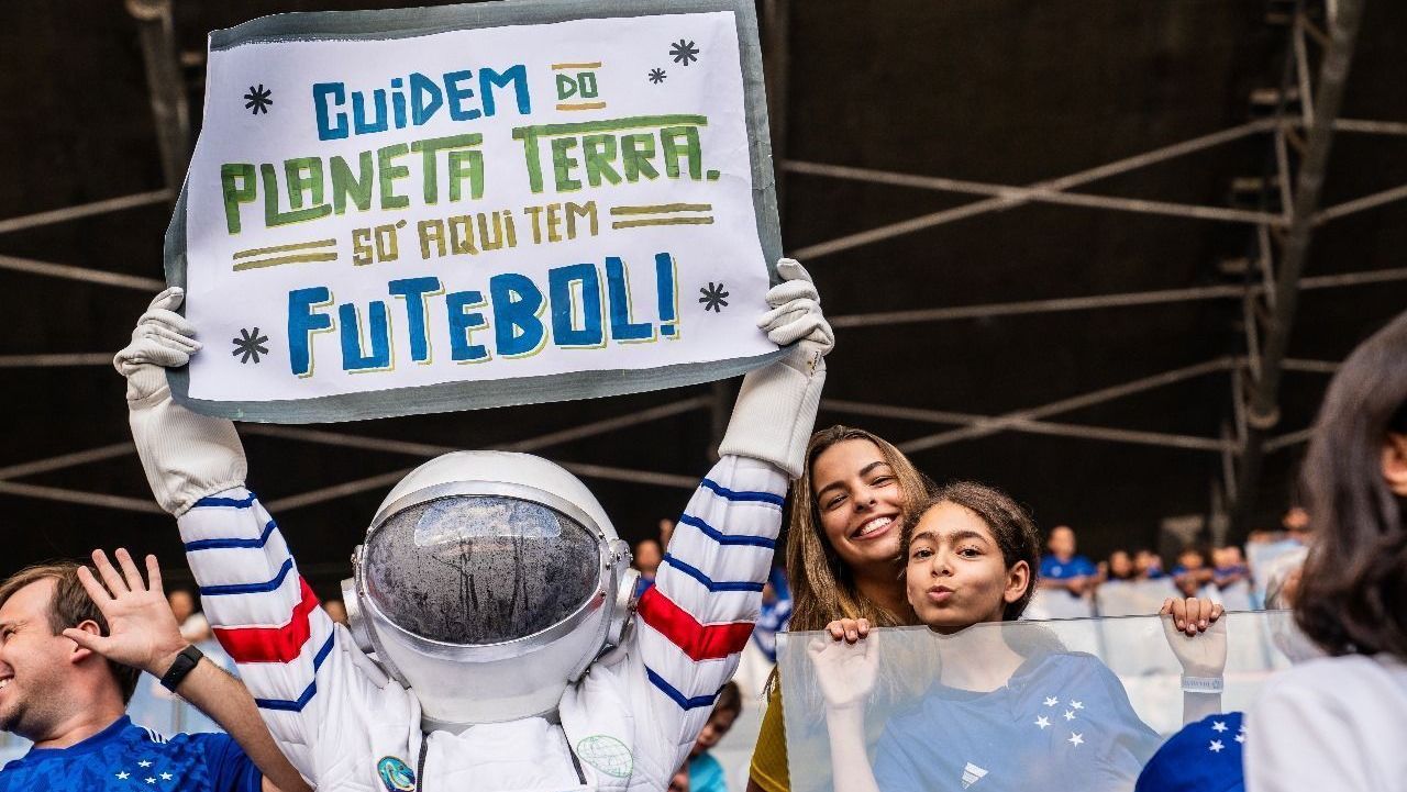 Saiba quem é o astronauta que foi a jogos do Brasileirão e entenda a ação por trás