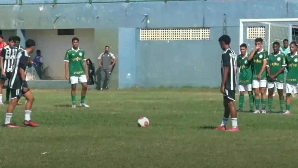 Filho de Hulk é expulso, Atlético-MG vence Palmeiras e avança em torneio sub-16