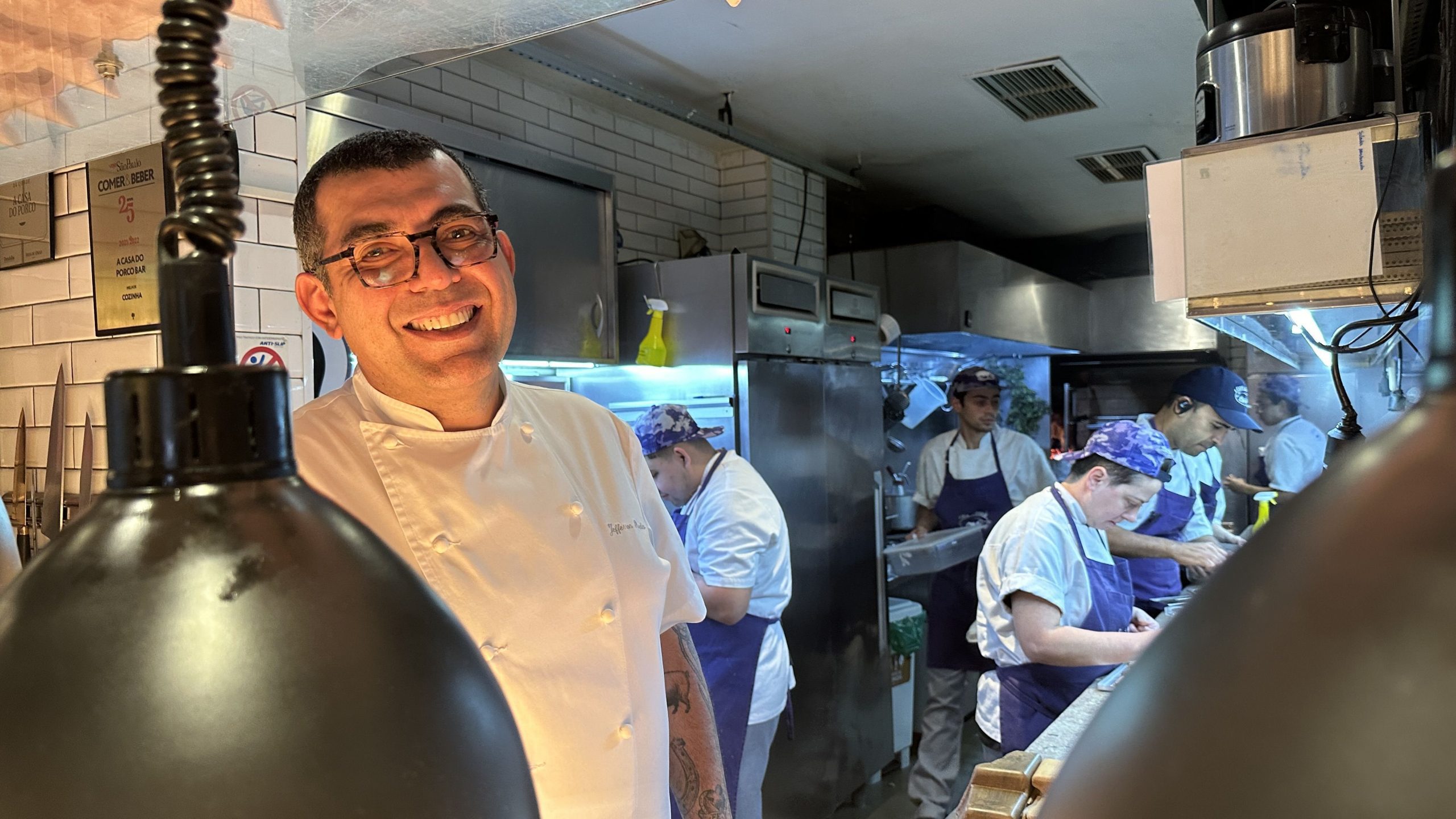 Jefferson Rueda retorna à cozinha de seu premiado A Casa do Porco