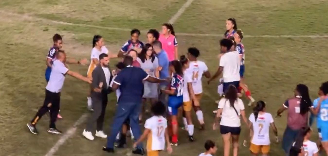 Técnico é preso no gramado após ofensa racial em jogo do Bahia