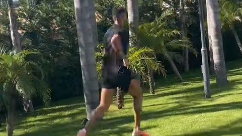 Fim das férias: Cristiano Ronaldo treina enquanto filhos jogam futebol; veja