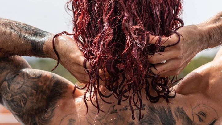 Campeão da Eurocopa cumpre promessa e pinta cabelo de vermelho; veja