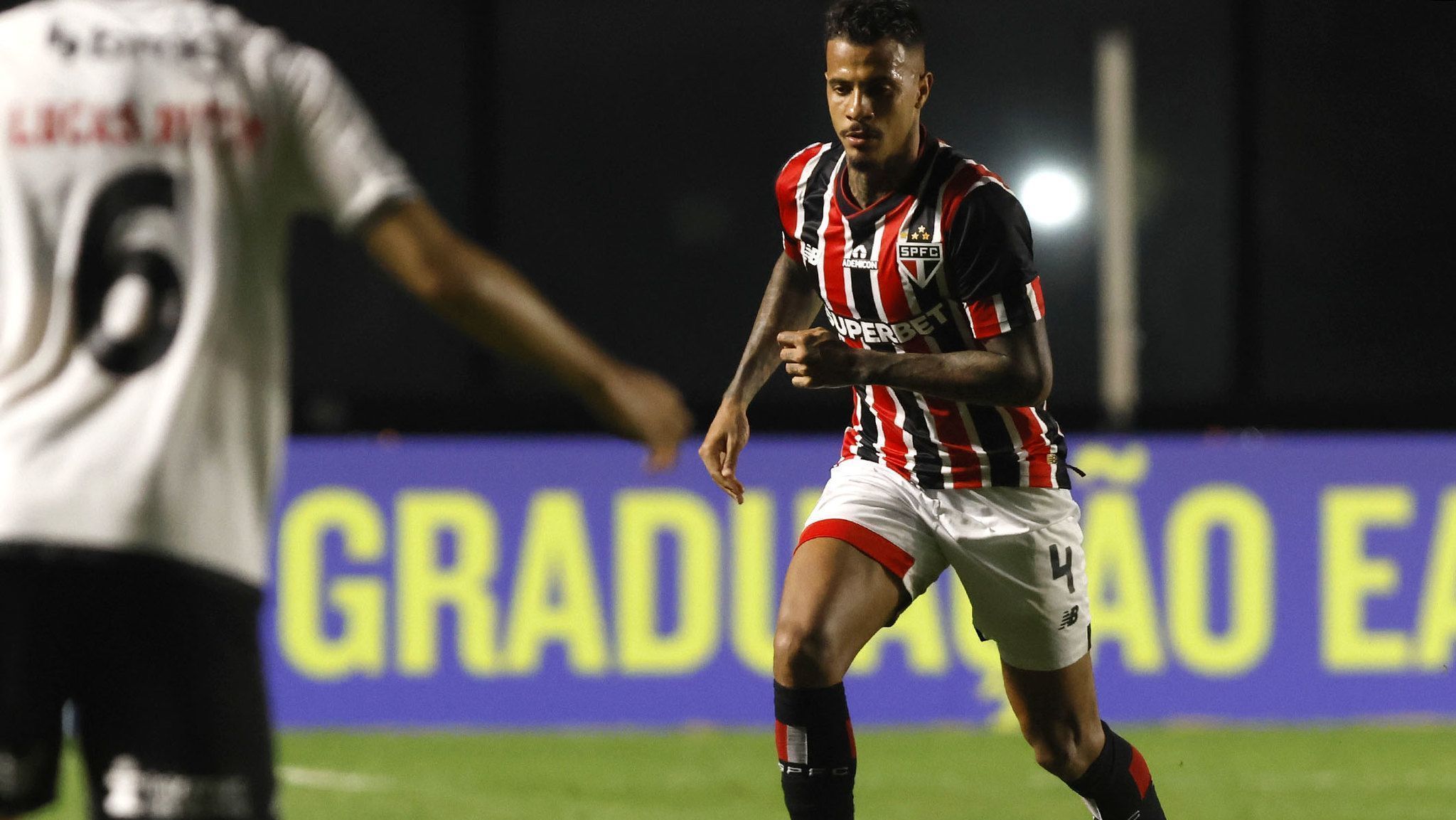 Clube russo procura São Paulo e faz proposta milionária por zagueiro