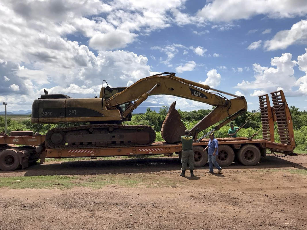 Ibama apreende maquinário pesado em área que deveria estar isolada para recuperação ambiental em MS