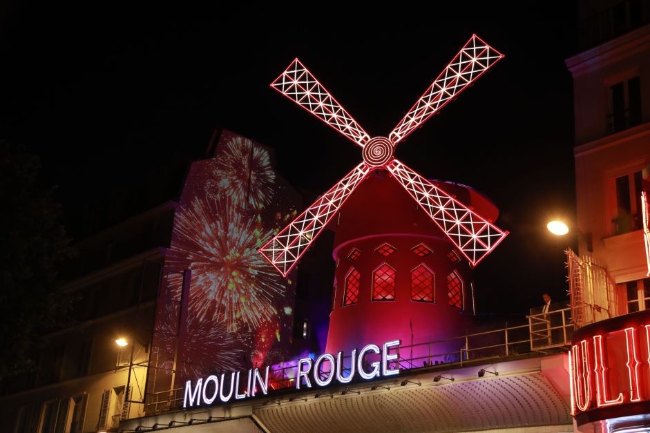 Icônico moinho de vento do Moulin Rouge de Paris inaugura novas pás