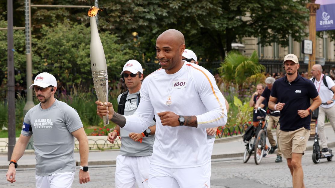 Campeão do mundo pela França, Thierry Henry carrega tocha olímpica em Paris