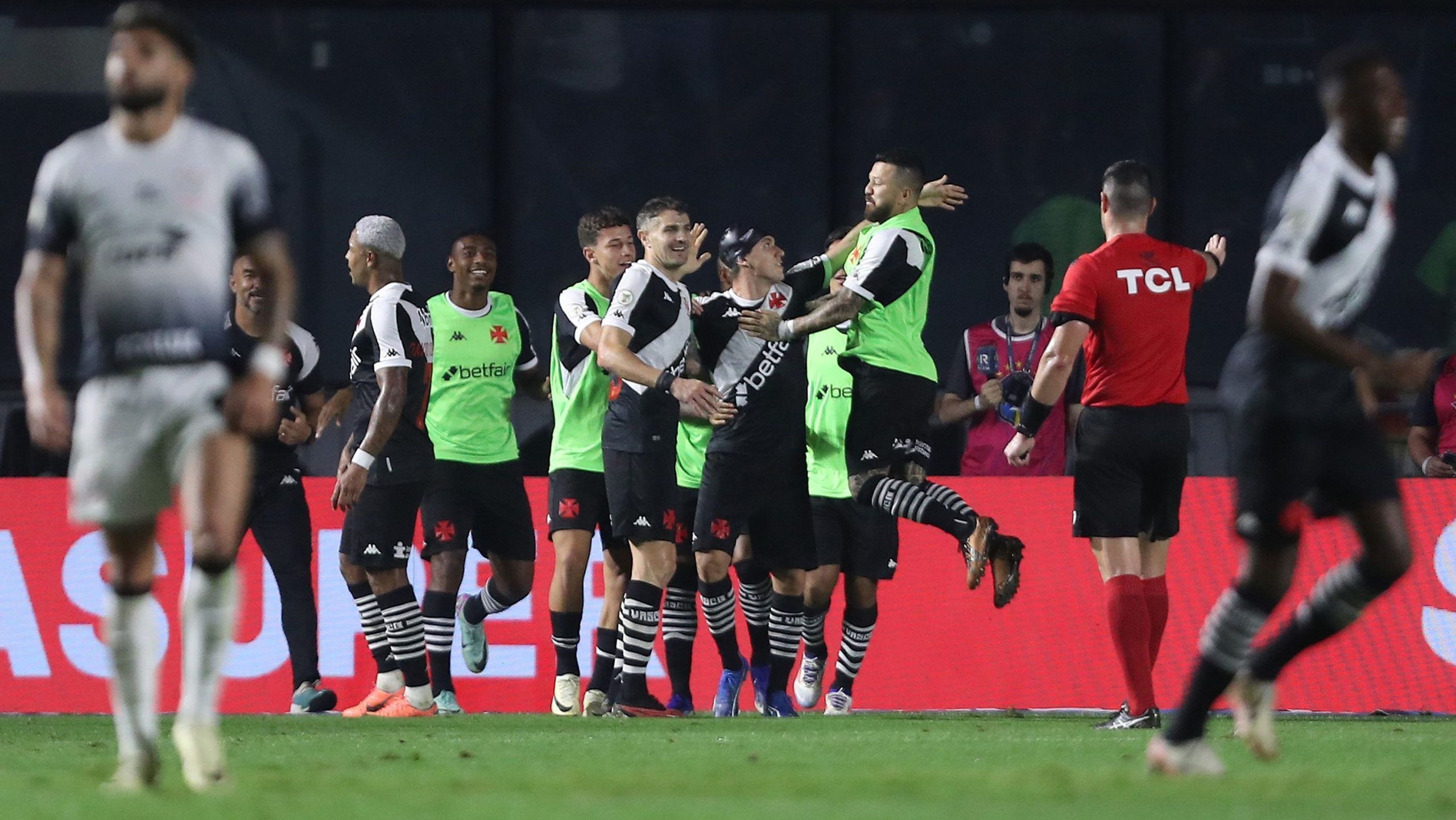 Fim de tabu: Vasco vence Corinthians após 14 anos e sobe no Brasileirão