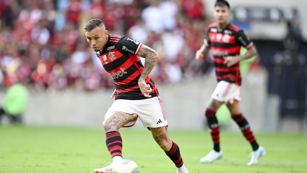 Everton Cebolinha, do Flamengo, é operado após ruptura no tendão de Aquiles