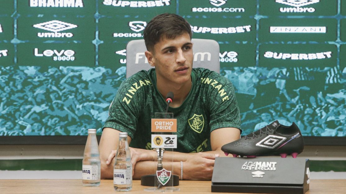 Uruguaio chega com a missão de substituir ídolo recente do Fluminense