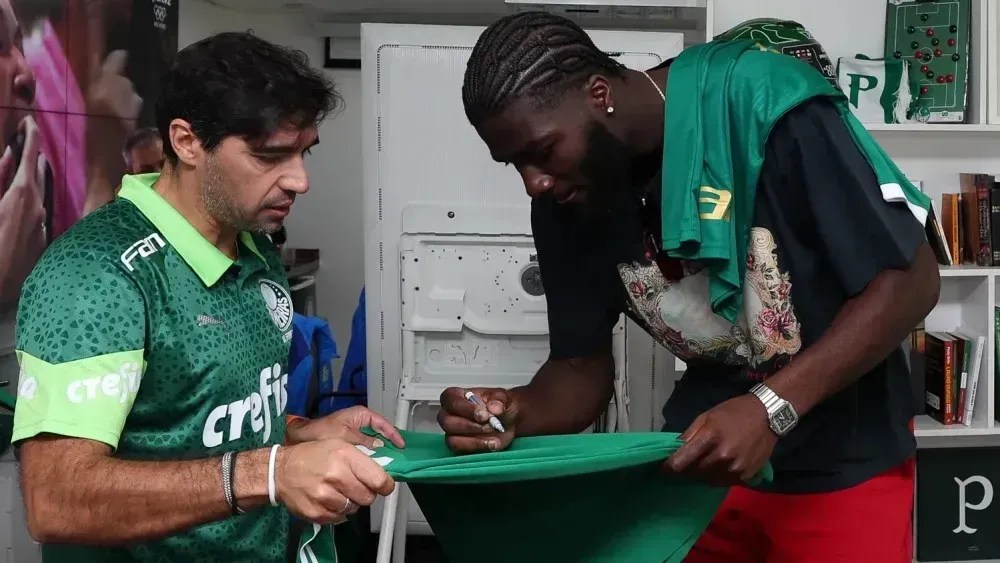 Campeão da NBA visita o Palmeiras e troca camisas com Abel Ferreira