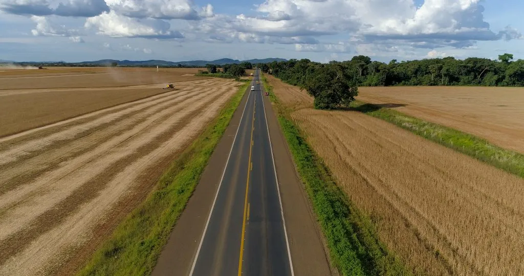 Dois motociclistas morrem em colisão com carreta na BR-153