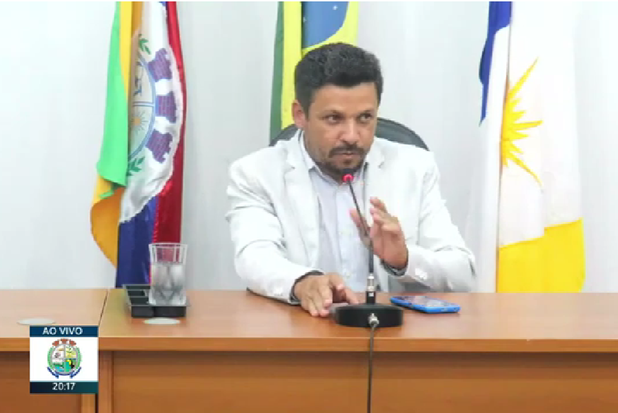 Presidente da Câmara Municipal de Caseara critica gestão do executivo municipal pela demissão de servidores comissionados.