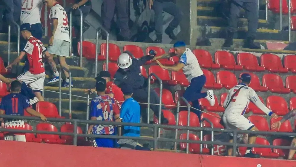 São Paulo x Nacional: torcida uruguaia entra em conflito com a polícia; assista