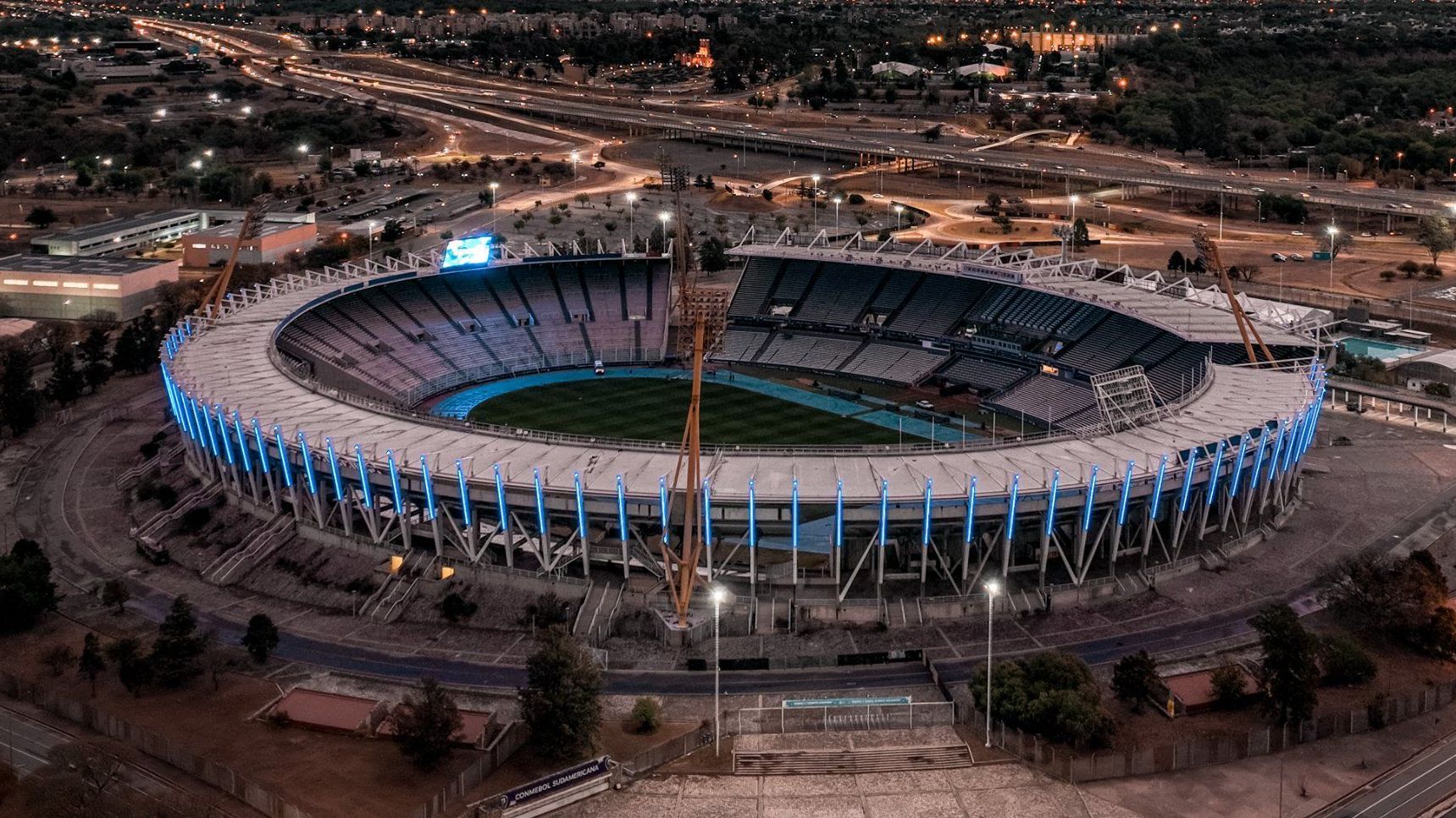 Ônibus do Athletico-PR é apedrejado ao chegar a estádio na Argentina; veja fotos