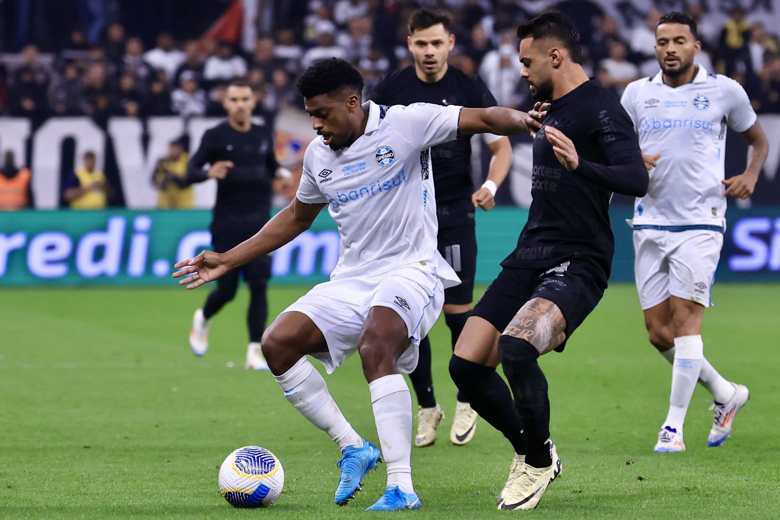 Expulsões e gol anulado: Corinthians e Grêmio empatam pela Copa do Brasil