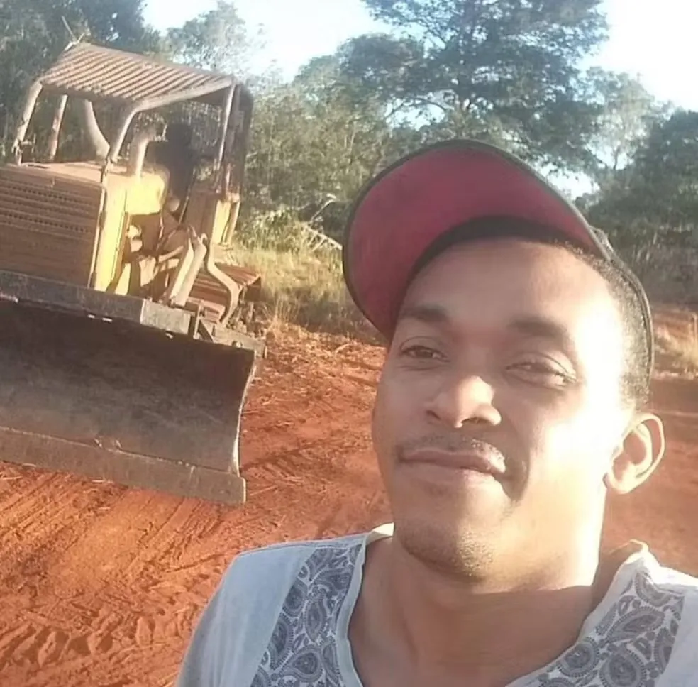 Na BR-153, tratorista morre ao bater moto em traseira de caminhão ao ir visitar mãe em outra cidade