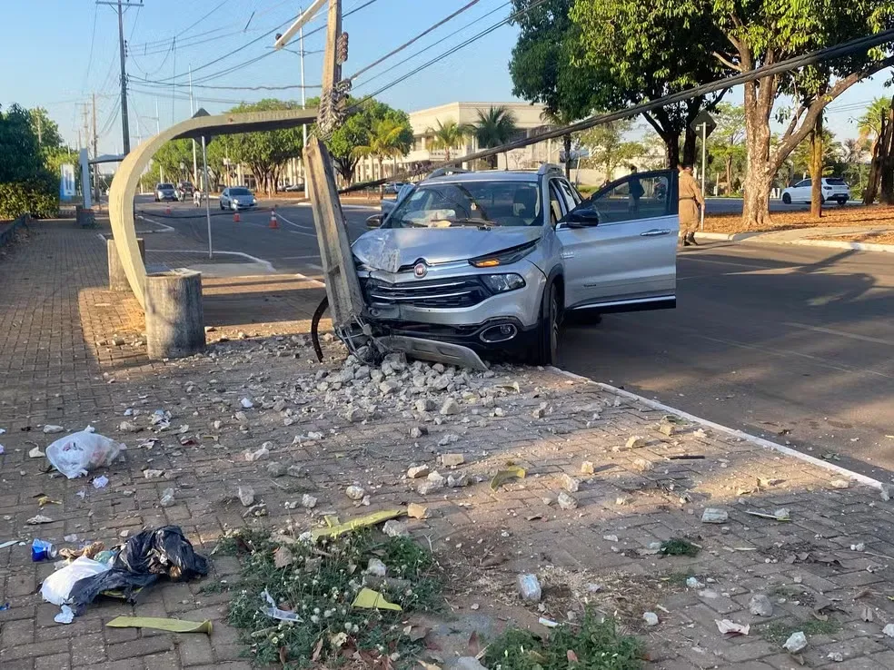 Poste é partido ao meio por motorista em avenida de Palmas