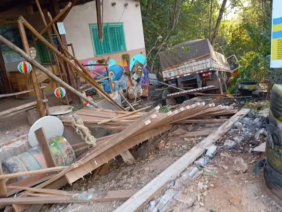 Caminhão desgovernado invade escadaria de cachoeira em Taquaruçu e danifica estrutura de lanchonete; VÍDEOS