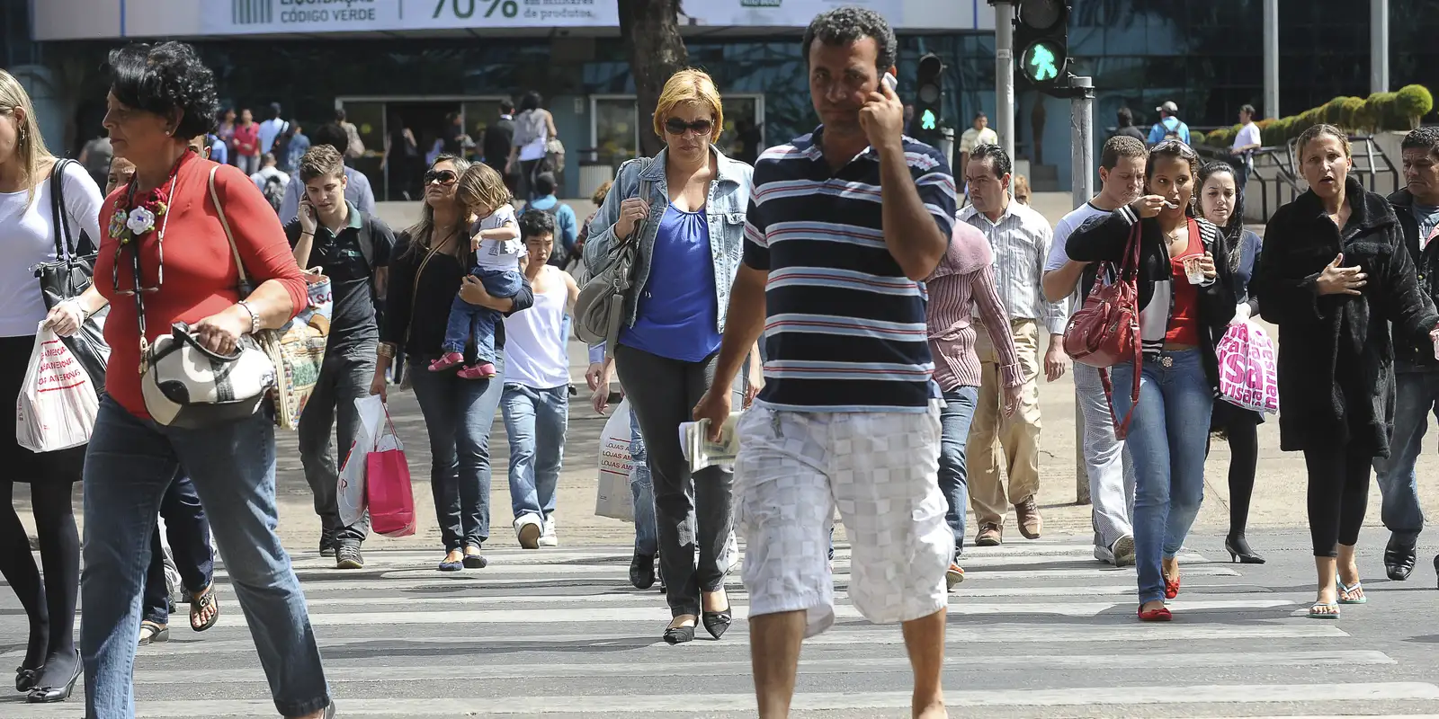 Desemprego cai para 6,9%, menor índice do trimestre desde 2014