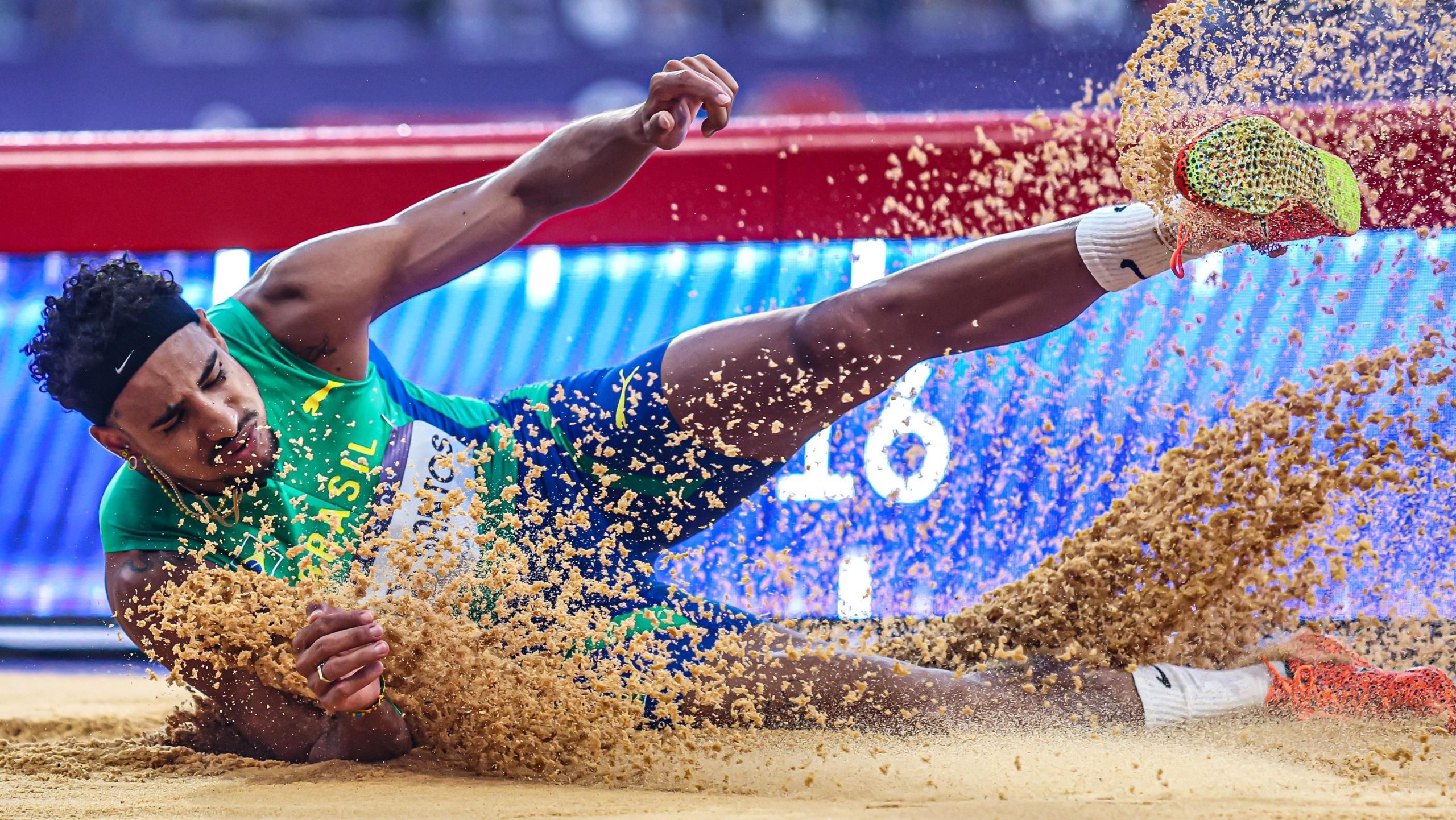 Atleta brasileiro pede namorada em casamento após final no atletismo