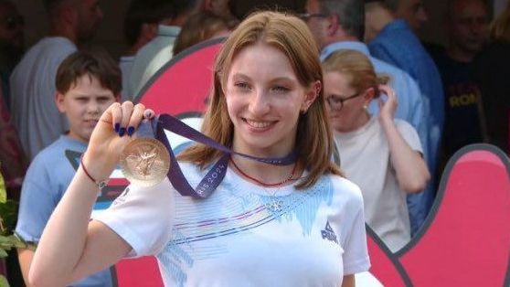 Romena recebe medalha de bronze após polêmica na ginástica artística