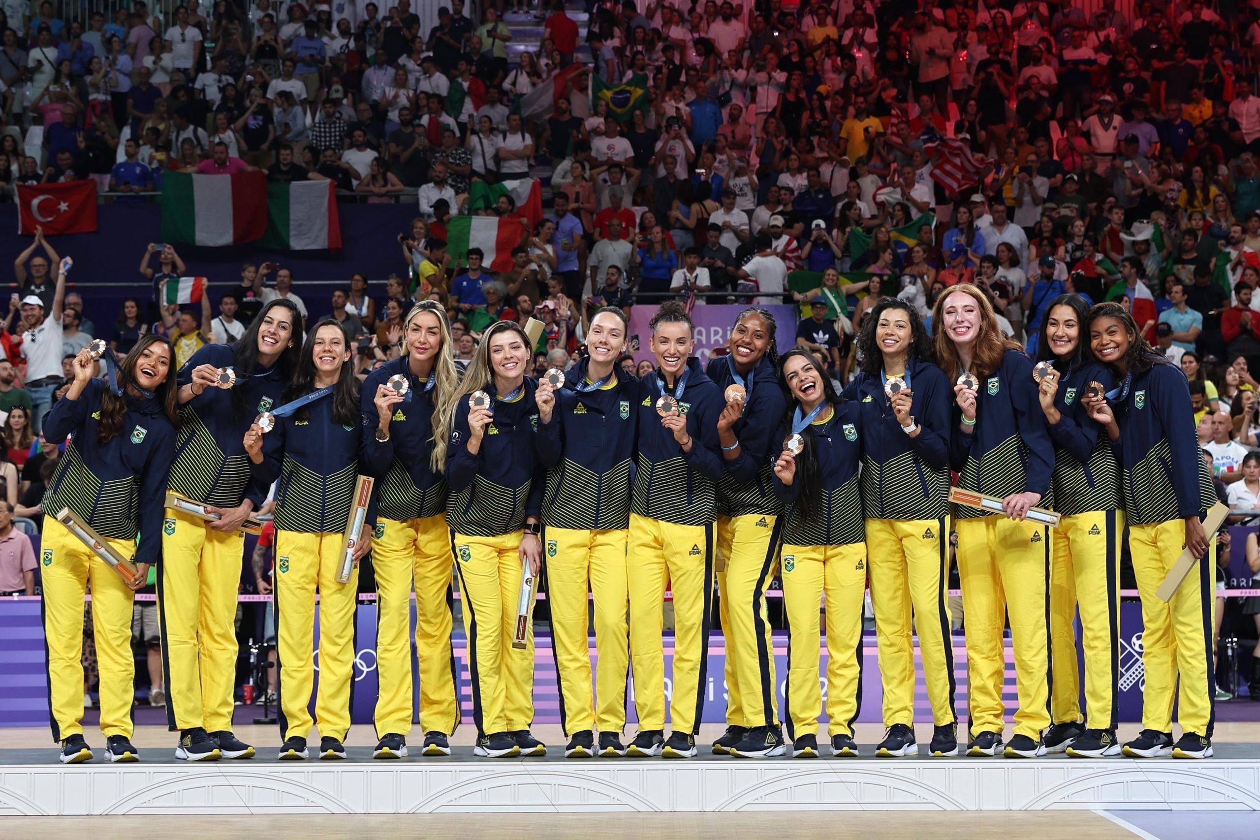 Seleção Brasileira Feminina recebe a medalha de bronze após final do vôlei