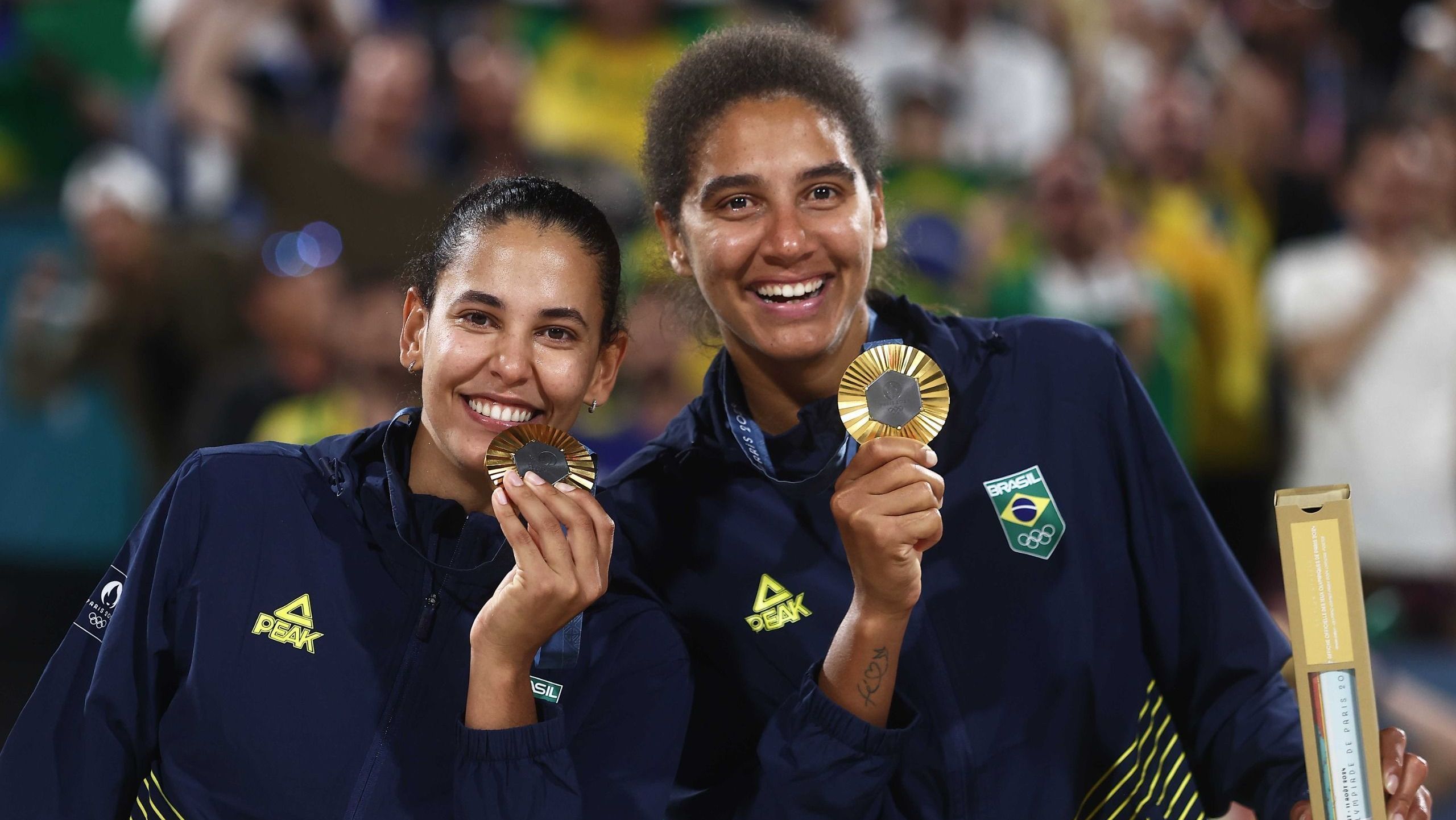 Brasil é ouro no vôlei de praia: Ana Patrícia e Duda vencem canadenses em Paris