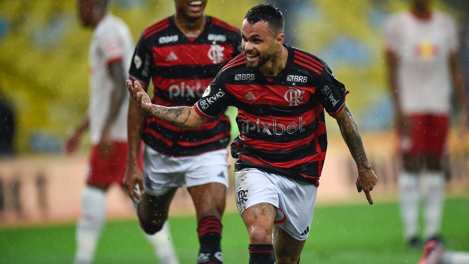 Brasileirão: Flamengo vence Red Bull Bragantino com Michael e gol contra bizarro