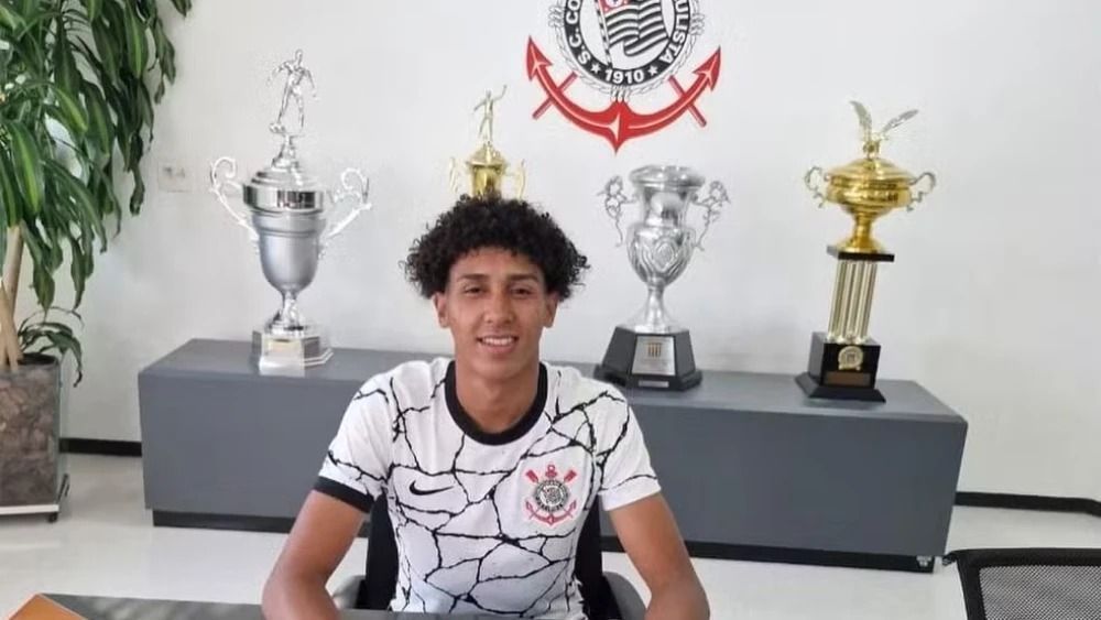 Rejeição faz Corinthians voltar atrás em contratação de goleiro que virou lateral