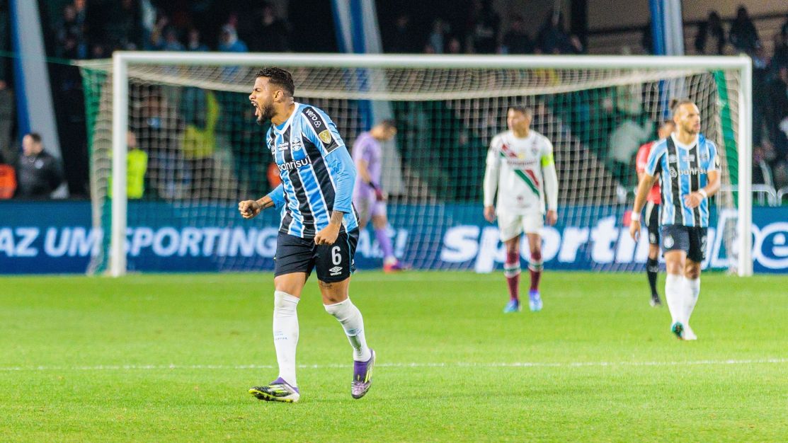 Reinaldo faz dois, e Grêmio vira sobre o Fluminense em ida da Libertadores