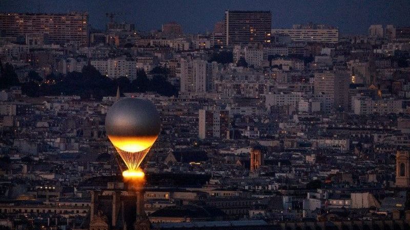 Prefeita de Paris quer manter balão com pira olímpica próximo ao Louvre após os Jogos