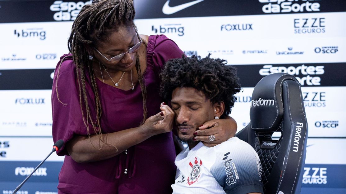 Talles Magno se emociona em apresentação no Corinthians e é consolado pela mãe