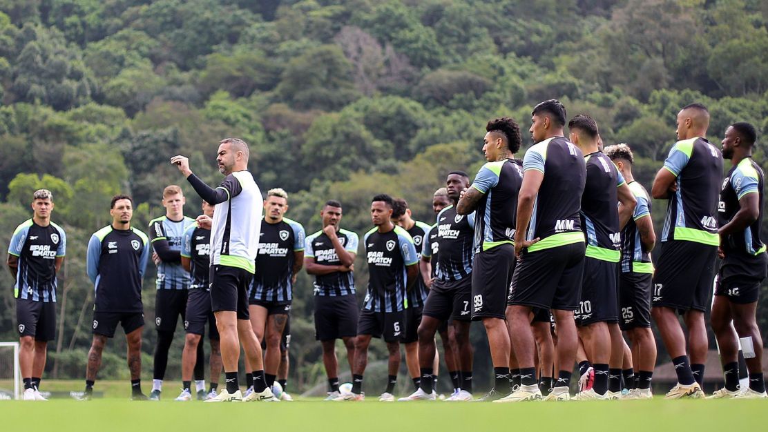 Botafogo terá que lidar com ausência inédita para vencer Corinthians