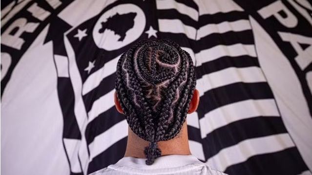 Depay apresenta “cabelo Corinthians” e usa faixa estilo Ronaldinho