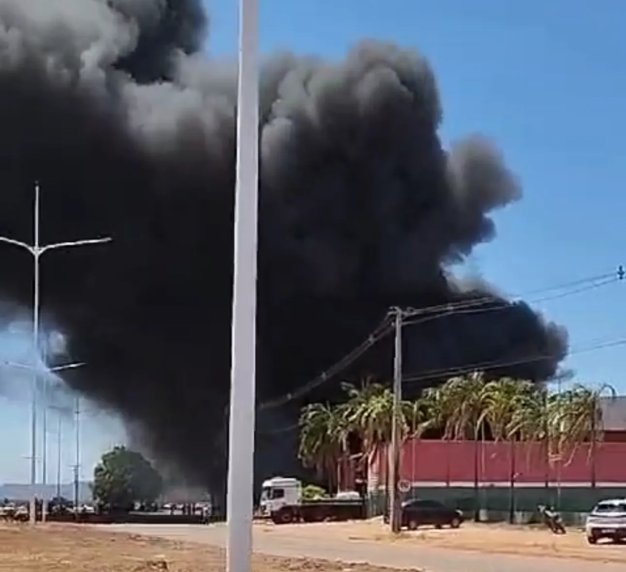 Ferro velho é atingido por incêndio na região norte de Palmas; VÍDEOS