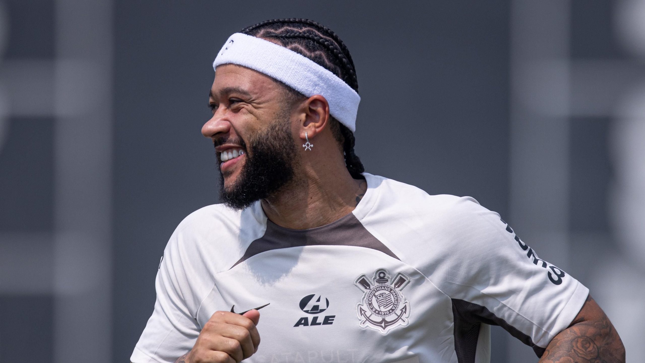 Memphis Depay passa por trote em primeiro treino em campo pelo Corinthians