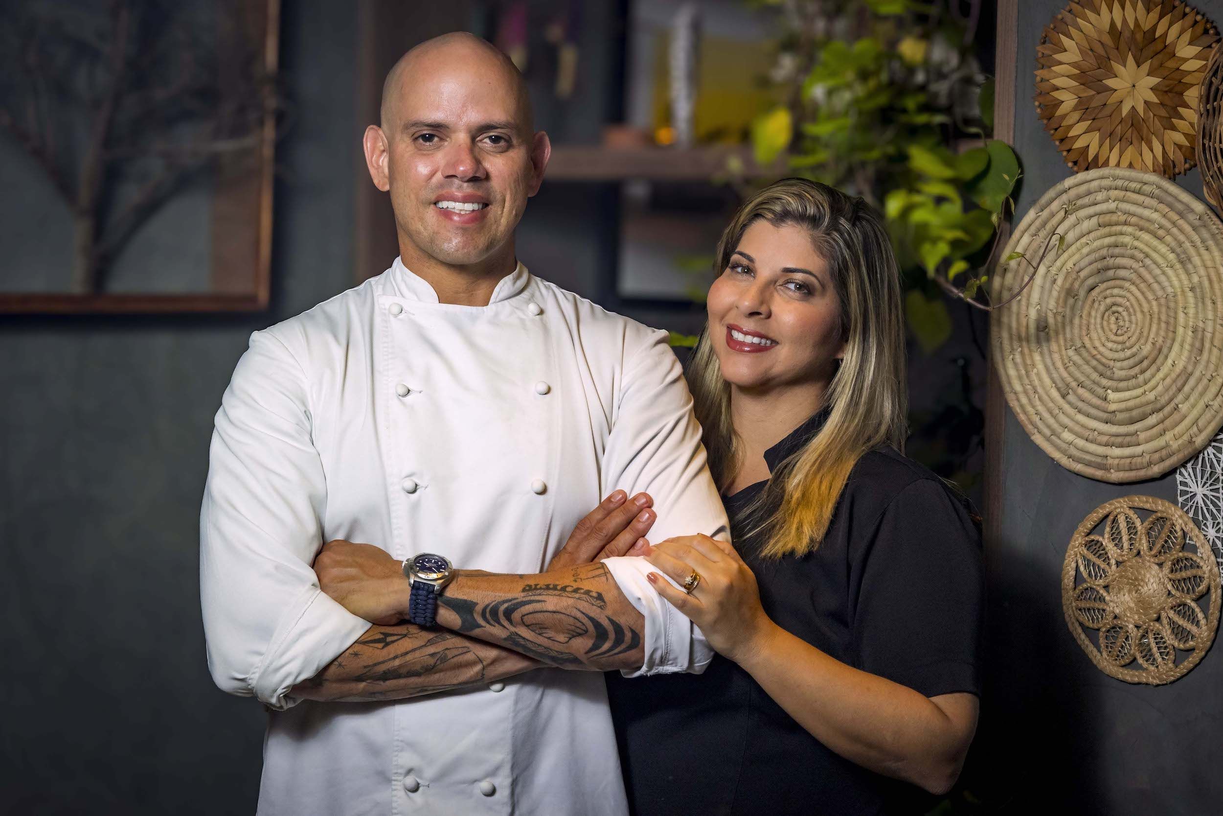 Rafael Cagali, à frente de casa estrelada em Londres, cozinha em Salvador