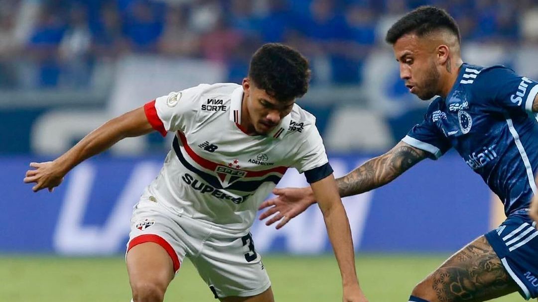 São Paulo vence Cruzeiro no Mineirão e cola no G-4 do Brasileirão