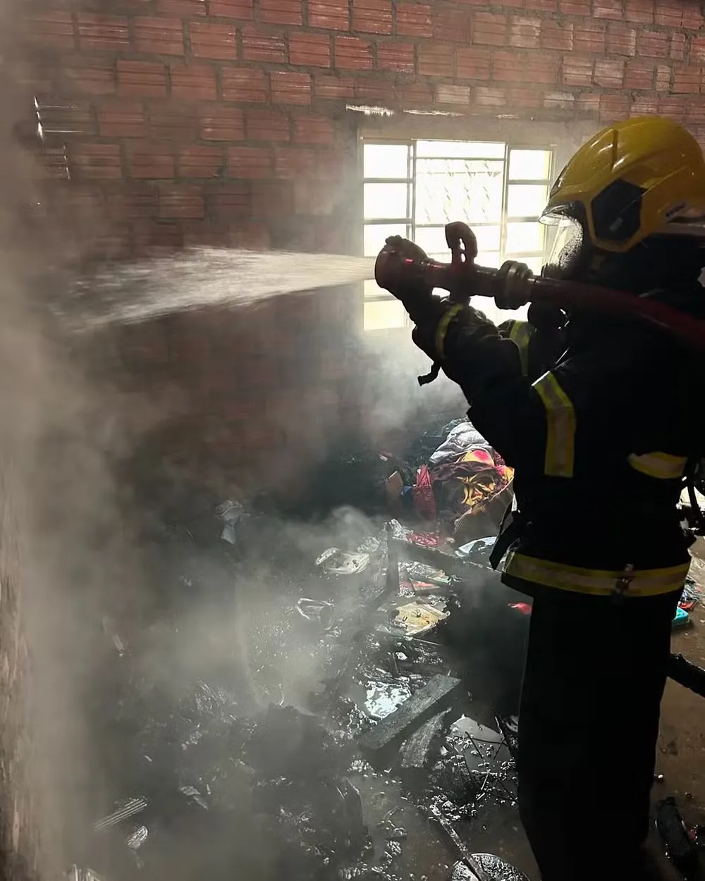 Incêndio causado por criança destrói parte de casa em Guaraí; família perde documentos e eletrônicos