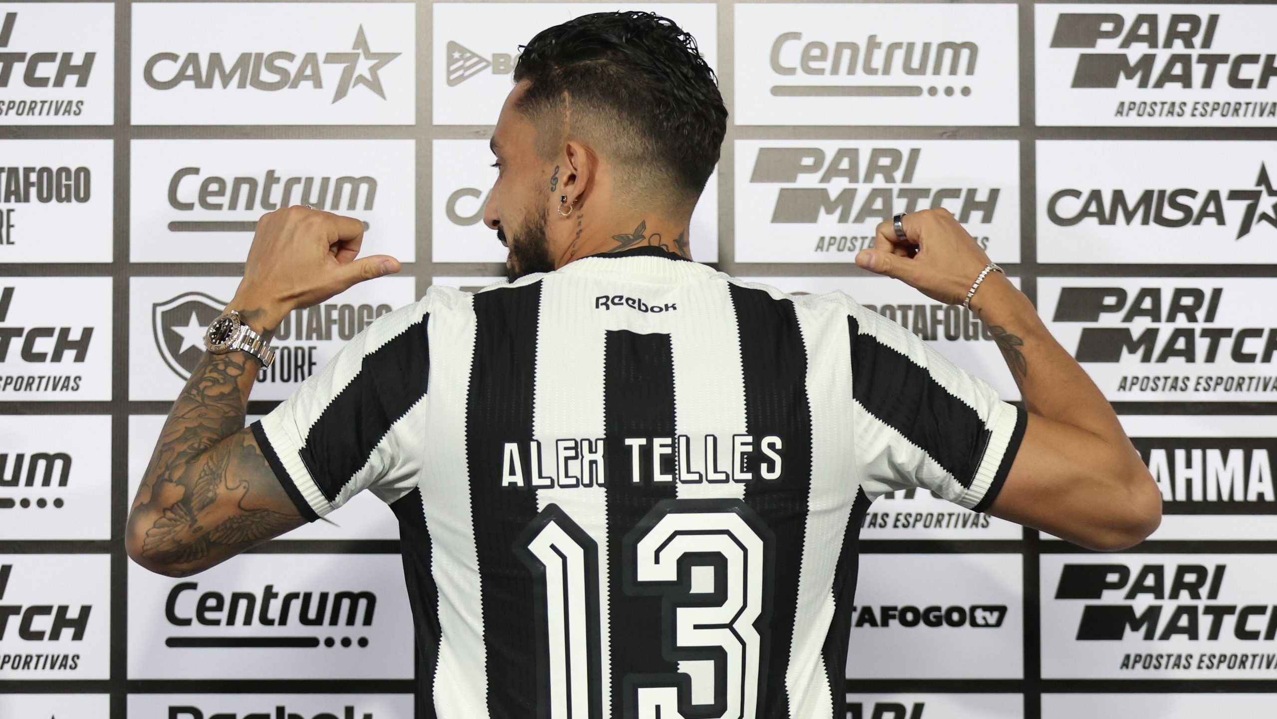 Alex Telles é regularizado e pode estrear pelo Botafogo contra o Corinthians