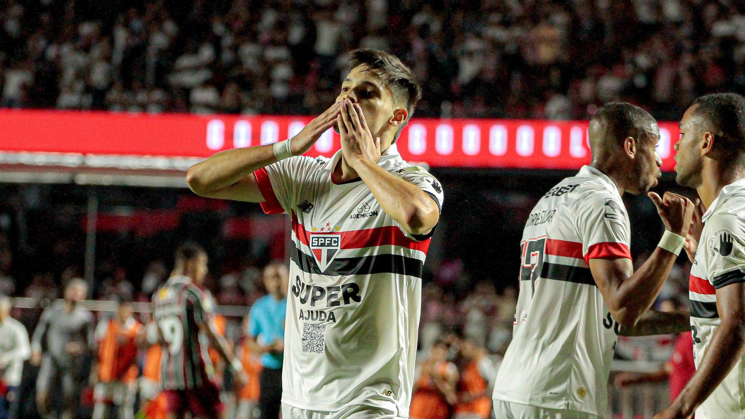 Titular do São Paulo se machuca na seleção e pode ser desfalque contra Atlético-MG