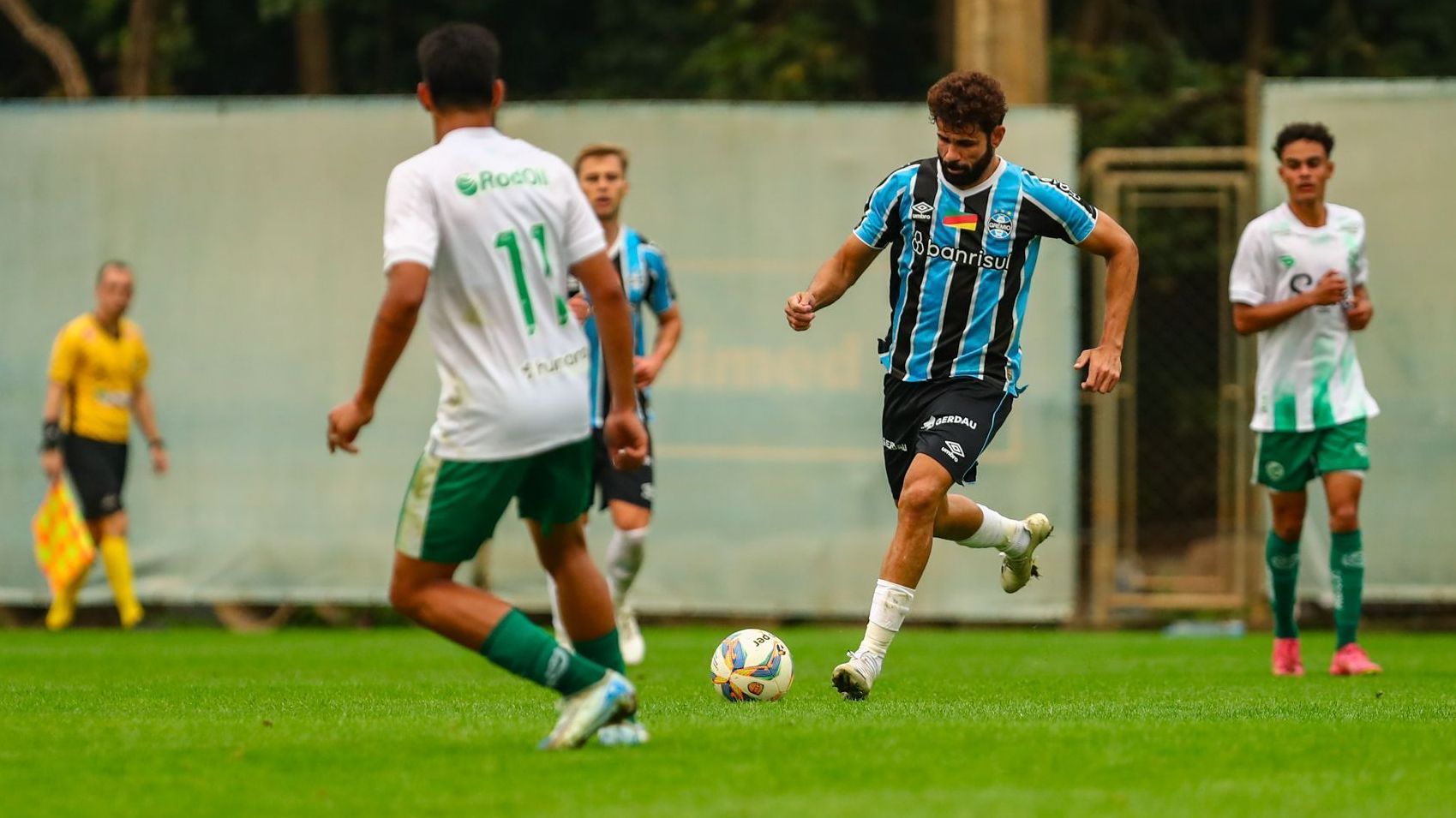 Diego Costa briga e é expulso em jogo do Grêmio sub-20; veja