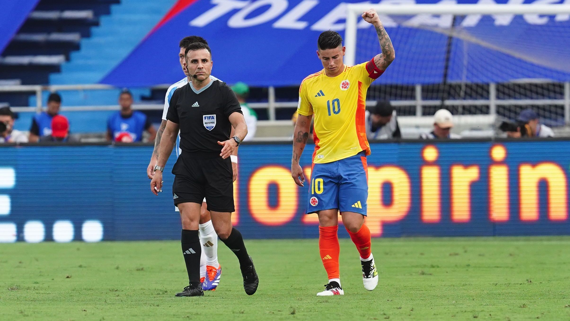 James brilha, Colômbia bate Argentina e cola na liderança das Eliminatórias