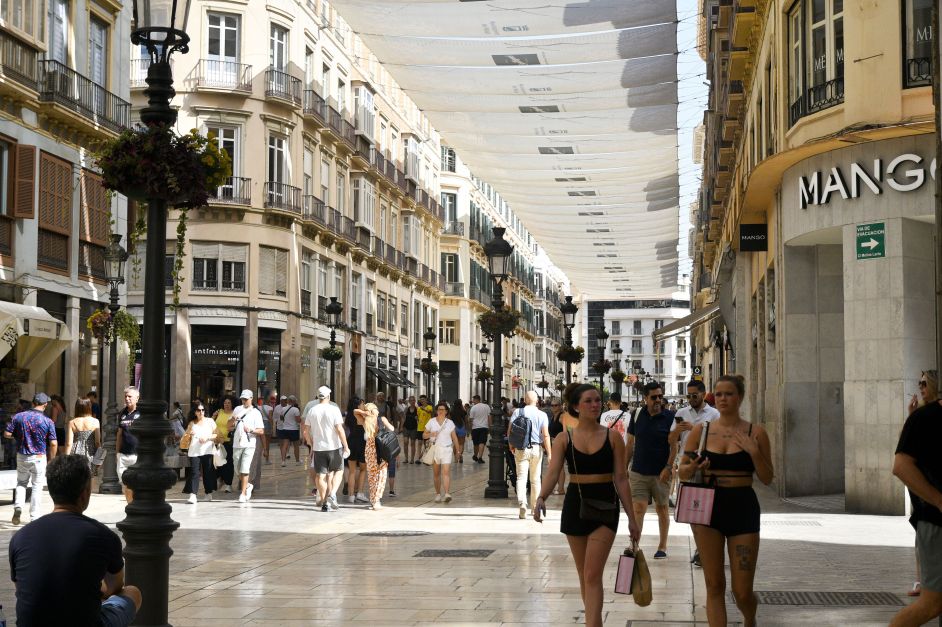 Cidade espanhola pede que turistas britânicos usem roupas e se comportem