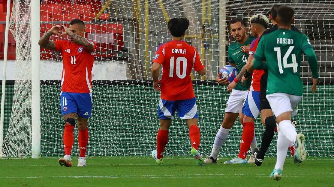 Chileno ignora lesão de goleiro, faz gol e gera confusão nas Eliminatórias