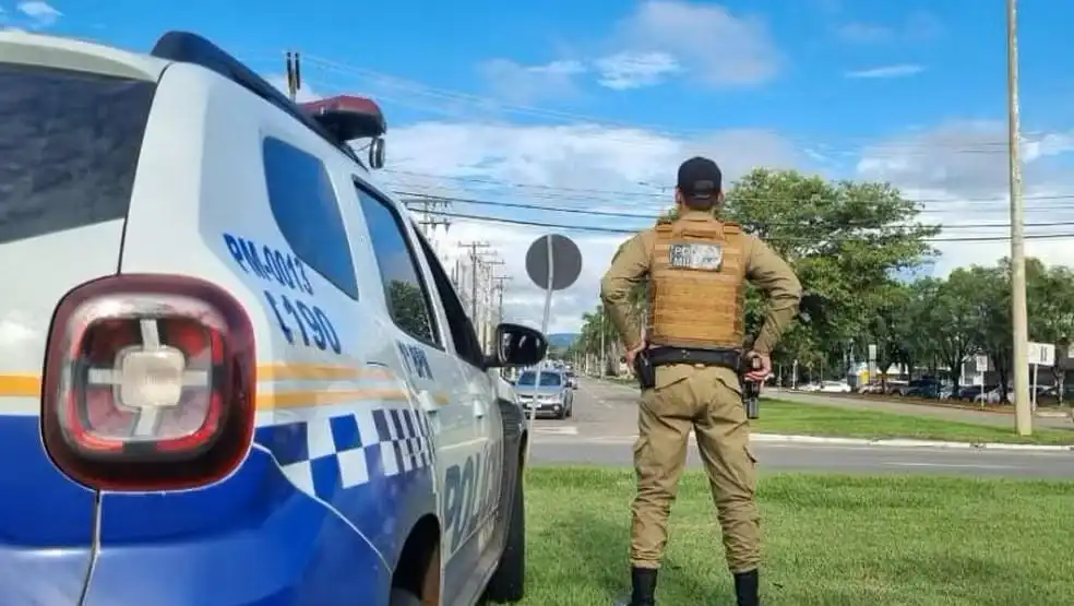 Enteado mata padrasto a facadas após briga por música em festa, diz PM