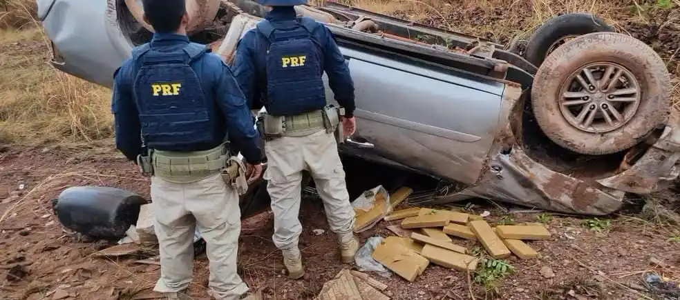 Caminhonete sai da pista e capota com quase meia tonelada de maconha durante perseguição da PRF